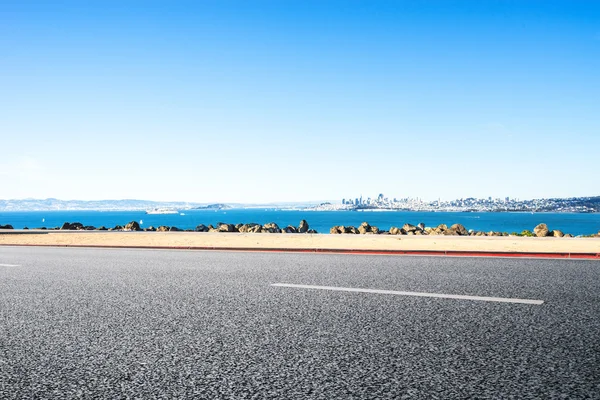 Estrada perto do mar com paisagem urbana de São Francisco — Fotografia de Stock