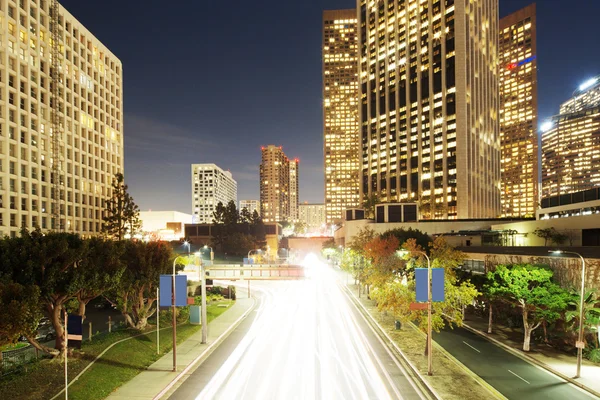 Verkeer op de weg in het centrum van Los Angeles in de nacht — Stockfoto