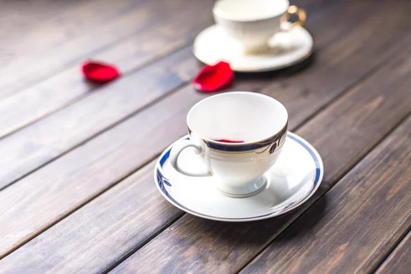Elegantes tazas de café sobre mesa de madera — Foto de Stock