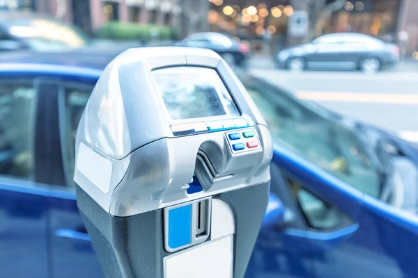 Mesin parkir dengan pembayaran elektronik di jalan — Stok Foto