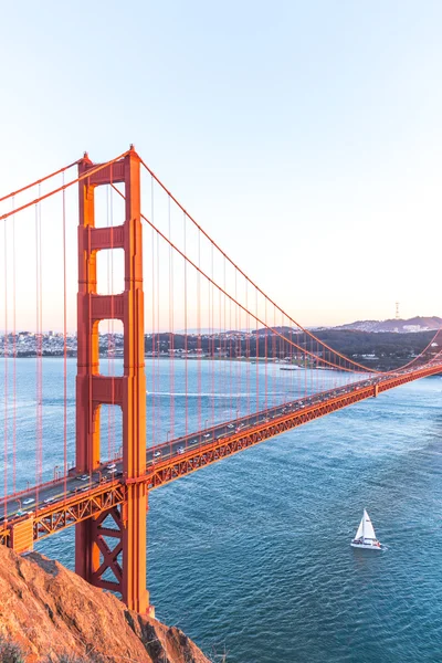 Χρυσό πύλη γέφυρα πάνω από την θάλασσα στο Σαν Φρανσίσκο — Φωτογραφία Αρχείου