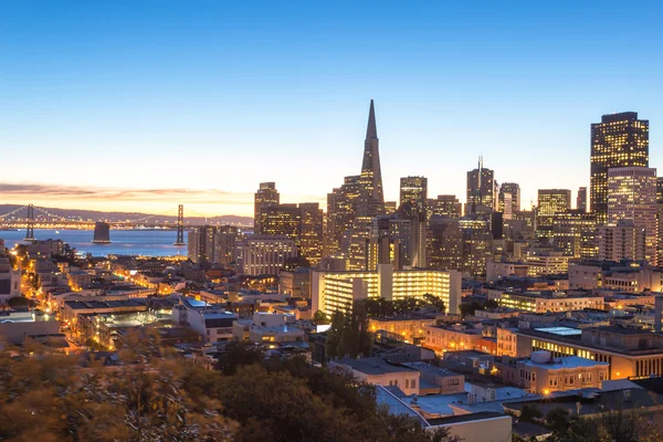 Город и горизонт Сан-Франциско на восходе солнца — стоковое фото