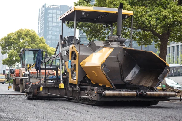 Asfalt bestrating roller op weg — Stockfoto