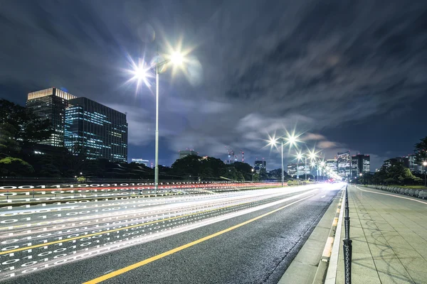 Smart traffic on road in Tokyo at night — Stock Photo, Image