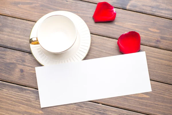 Kaffeetasse und weißes Blankopapier — Stockfoto