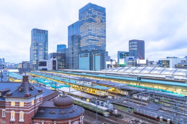Tokyo tren garının yakınında ofis binaları