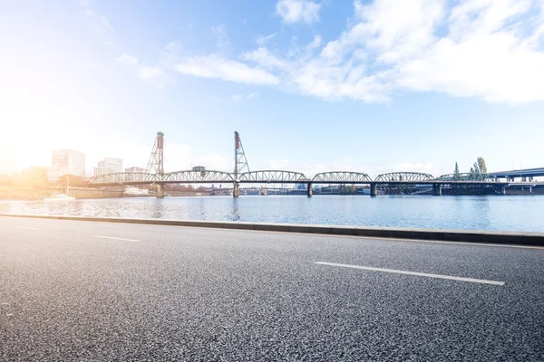 Road near water and steel bridge in Portland — Stock Photo, Image