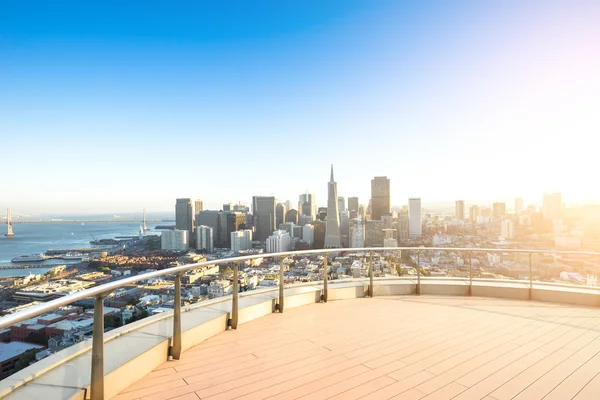 都市景観と日の出、サンフランシスコのスカイライン — ストック写真