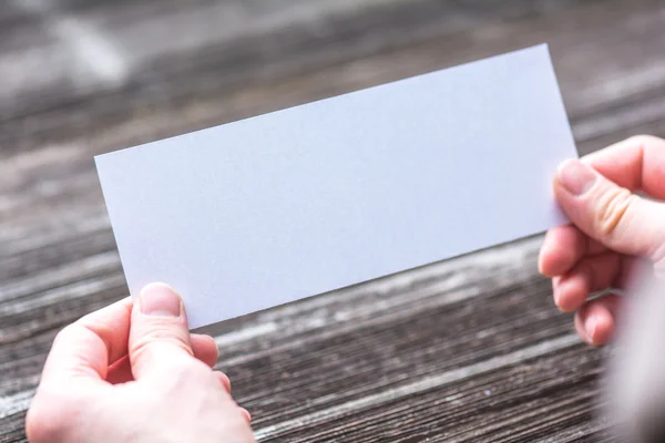 Manos con papel blanco en blanco —  Fotos de Stock