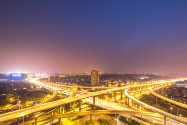gece yol kavşağında yoğun trafik