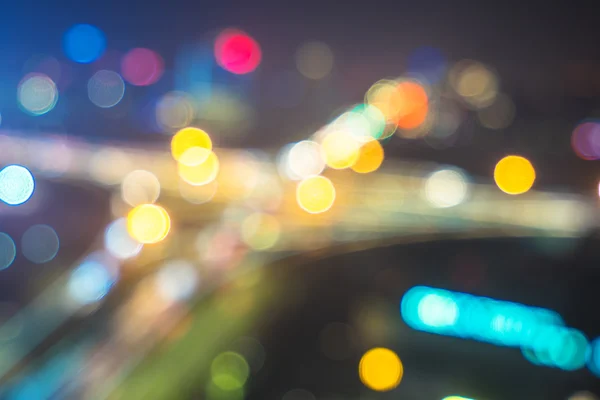 Verwischung des Verkehrs auf der Kreuzung in der Nacht — Stockfoto