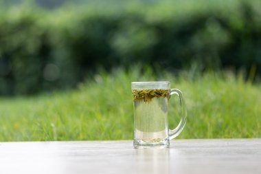 tabloda yeşil bitki ile lezzetli içecek