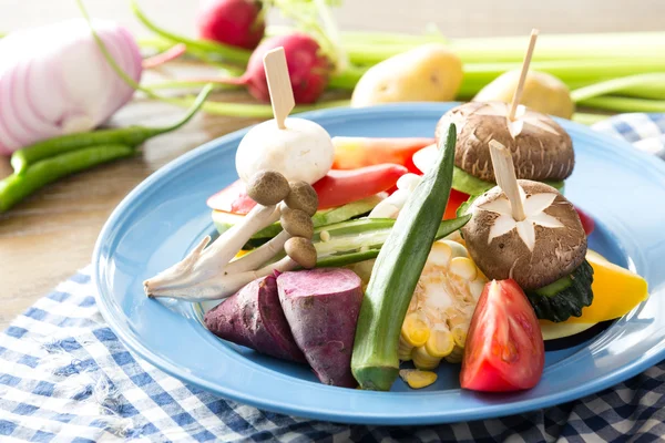 Lezzetli yemek masasında — Stok fotoğraf