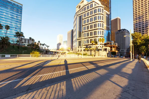 Traffico su strada vicino a edifici per uffici Los Angeles — Foto Stock