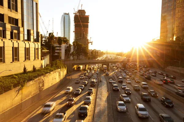 Tráfico ocupado en la carretera en el centro de Los Ángeles — Foto de Stock
