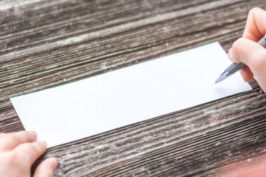 iş kadını masada beyaz kağıt üzerine yazma