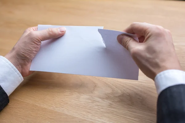 Empresário rasgando papel por tesoura — Fotografia de Stock
