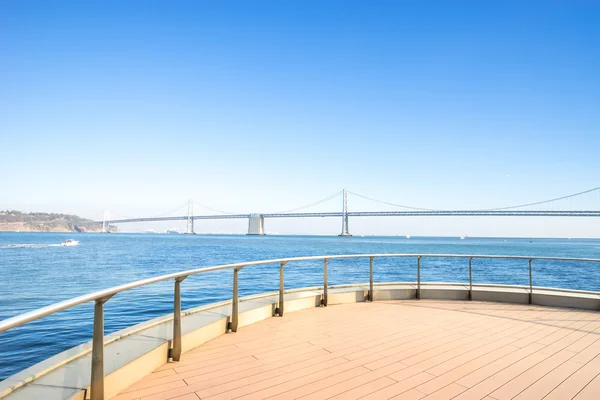 Baai brug over rustige water — Stockfoto