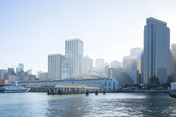 Immeubles de bureaux modernes près de jetée à San Francisco — Photo