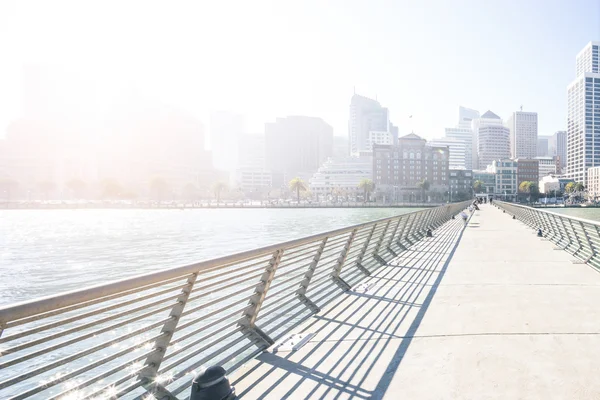 Pedestre na ponte com paisagem urbana e horizonte de São Francisco — Fotografia de Stock