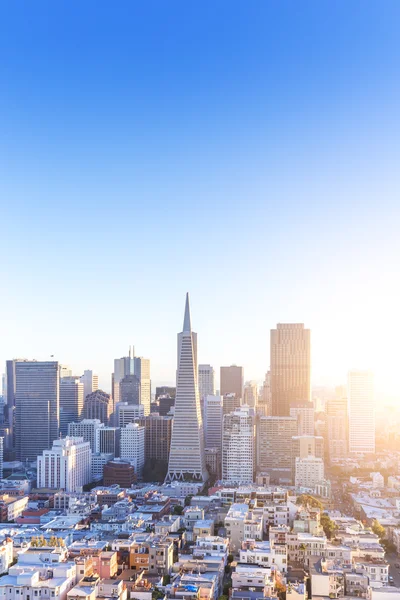 Paisaje urbano y horizonte de San Francisco al amanecer — Foto de Stock