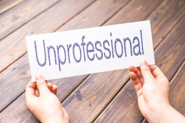 kadın kağıt kelime ile profesyonelce tutar