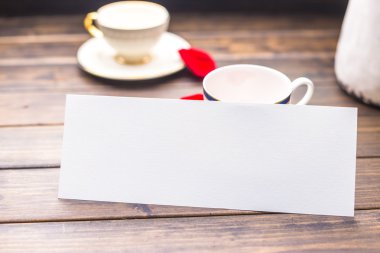 kafede masada beyaz boş kartı