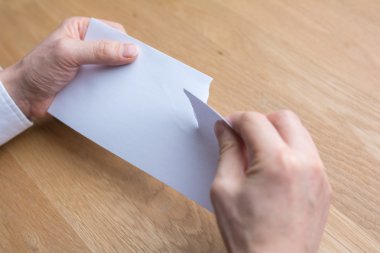 Kağıt Makas tarafından yırtılma işadamı