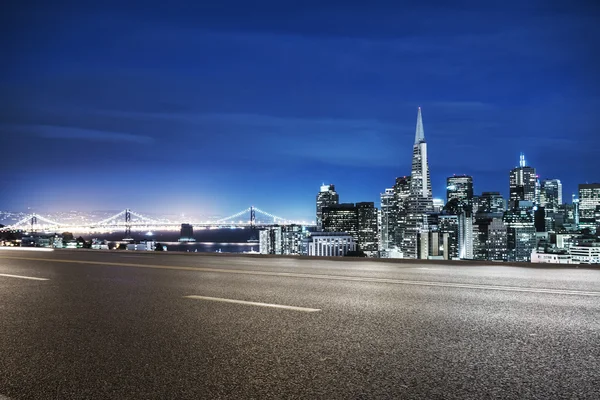 Strada con paesaggio urbano e skyline di San Francisco — Foto Stock