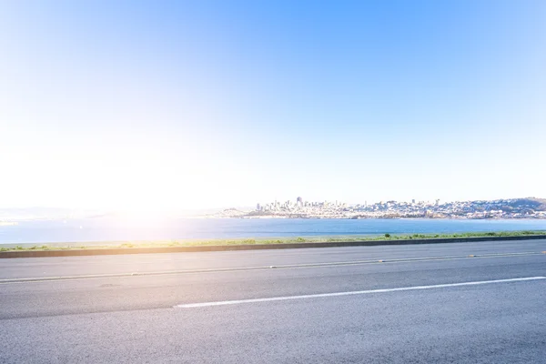 Estrada perto de água com cityscaspe e skyline de São Francisco — Fotografia de Stock