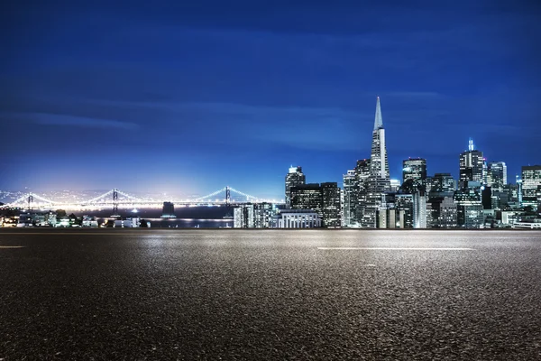 Estrada com paisagem urbana e horizonte de São Francisco — Fotografia de Stock