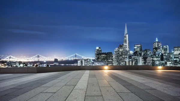 Trottoir avec paysage urbain et skyline de San Francisco — Photo