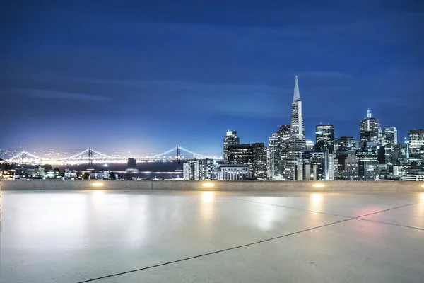 Pflaster mit Stadtbild und Skyline von San Francisco — Stockfoto
