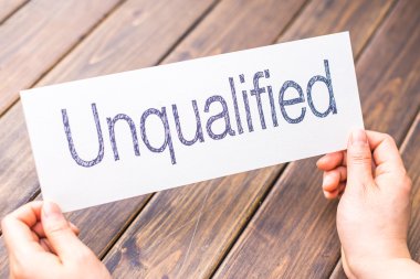 kadın beyaz kağıt ile kelime nitelenmemiş tutar