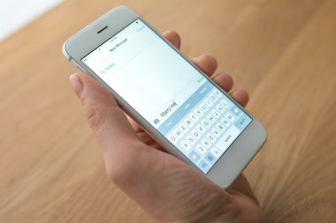 işadamı cep telefonu ofisinde tutuyor.