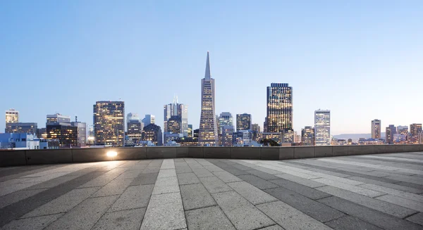 Trotoar dengan pemandangan kota dan langit San Francisco — Stok Foto