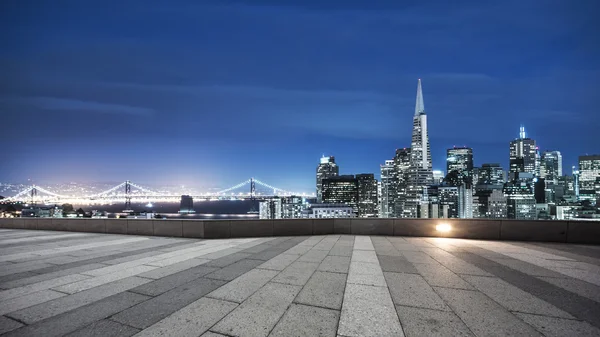 Trottoir avec paysage urbain et skyline de San Francisco — Photo