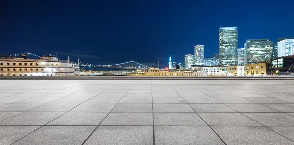 Pavimento in marmo con edifici moderni a San Francisco — Foto Stock