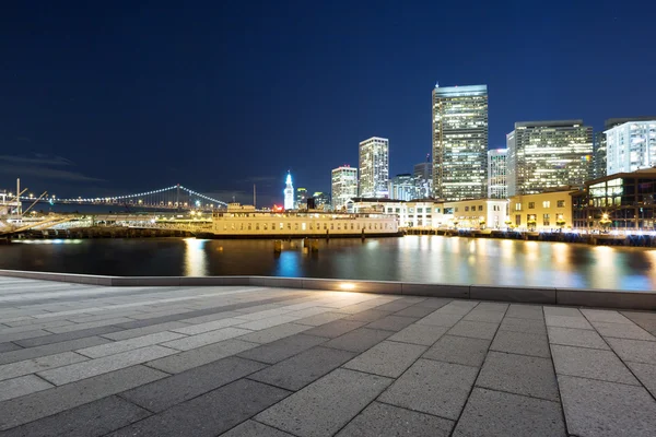 Piano con edifici vicino all'acqua a San Francisco — Foto Stock