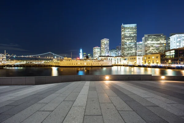 Piano con edifici vicino all'acqua a San Francisco — Foto Stock