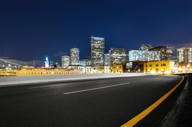 San Francisco modern binalar ile boş yol