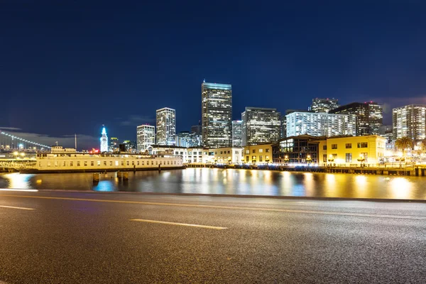 Empty road with buildings near water in San Francisco — Stock Photo, Image