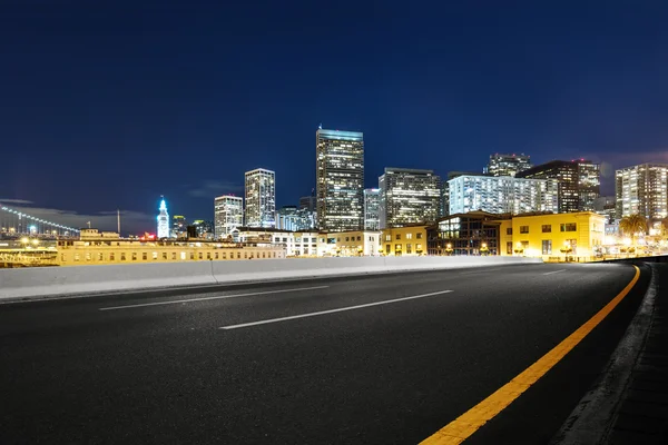 Strada vuota con edifici moderni a San Francisco — Foto Stock