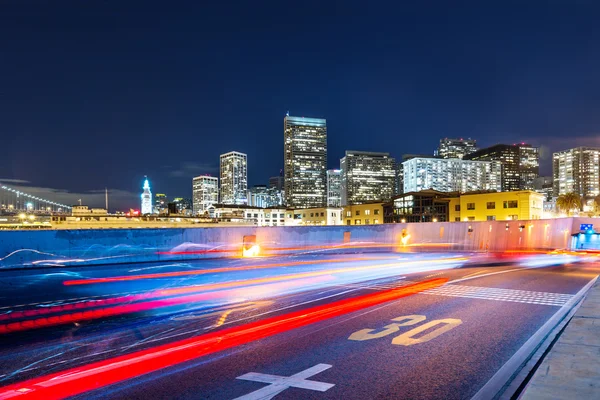 Strada vuota con edifici moderni a San Francisco — Foto Stock