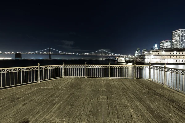 Piso con suspensión sobre agua en San Francisco por la noche —  Fotos de Stock