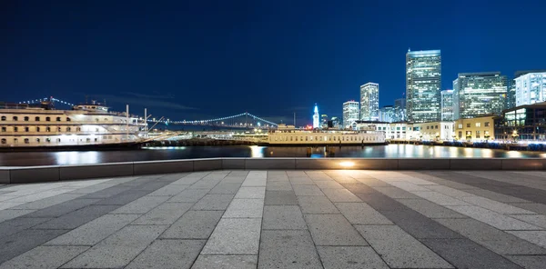 Piano con edifici vicino all'acqua a San Francisco — Foto Stock