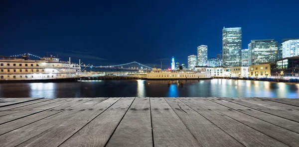 Piano con edifici vicino all'acqua a San Francisco — Foto Stock