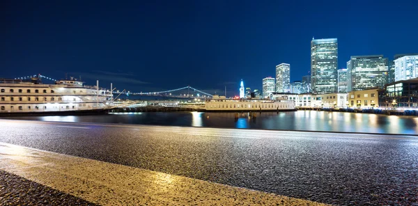 Empty road with buildings near water in San Francisco — Stock Photo, Image