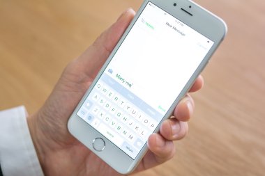 işadamı cep telefonu ofisinde tutuyor.