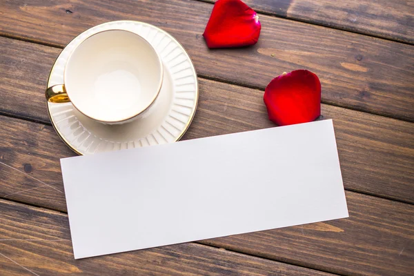 Cartão branco em branco na mesa no café — Fotografia de Stock